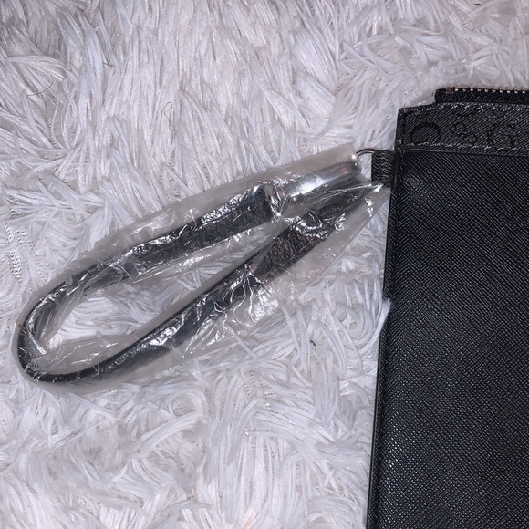 ⭐️BLACK GUESS PURSE AND WRISTLET BUNDLE - Picture 12 of 16